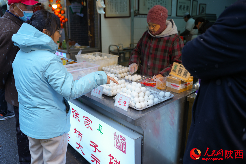 顧客在下單元宵。人民網(wǎng) 黨童攝