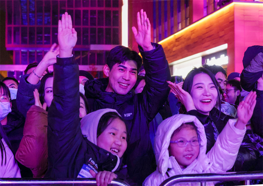 觸夢(mèng)未來(lái)·雄安元宇宙音樂(lè)盛典演出現(xiàn)場(chǎng)，觀眾猜燈謎互動(dòng)環(huán)節(jié)。齊鑫 攝