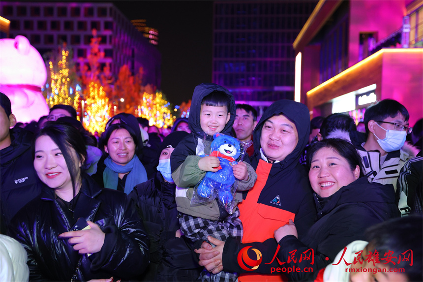 觸夢(mèng)未來(lái)·雄安元宇宙音樂(lè)盛典演出現(xiàn)場(chǎng)，觀眾猜燈謎互動(dòng)環(huán)節(jié)。人民網(wǎng)記者 李兆民攝