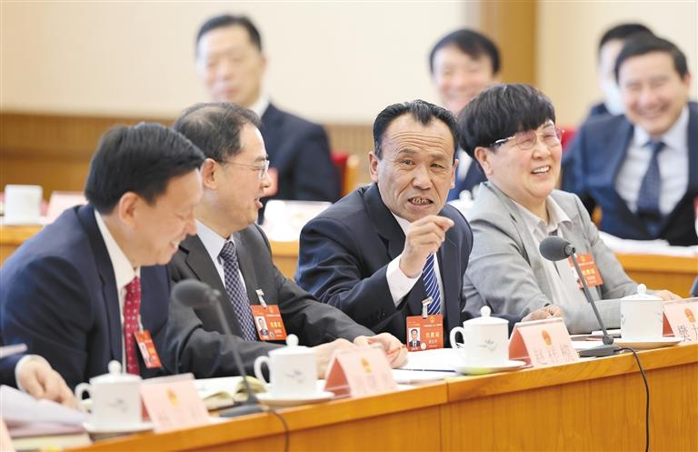 3月10日，陜西代表團(tuán)舉行全體會(huì)議，審議全國(guó)人大常委會(huì)工作報(bào)告和“兩高”工作報(bào)告。來(lái)自基層一線的代表紛紛發(fā)言，結(jié)合自身工作實(shí)際，暢談感想、提出建議。母家亮攝