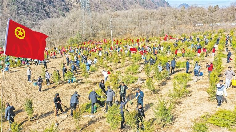 3月11日，“美麗中國(guó)·青春行動(dòng)”——2024年陜西省青少年省級(jí)植樹護(hù)綠示范活動(dòng)在西安市鄠邑區(qū)舉行。袁景智攝
