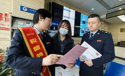 寶雞：創(chuàng)新系列服務(wù)品牌讓納稅人“無憂”辦稅陜西省寶雞市的納稅人和繳費(fèi)人都很幸福，在這里所有涉稅業(yè)務(wù)已經(jīng)由“被動受理”變?yōu)椤爸鲃臃?wù)”；在這里企業(yè)主享受了從“人找政策”變?yōu)椤罢哒胰恕保辉谶@里各級稅務(wù)人員由“等問題來”變?yōu)椤白穯栴}跑。