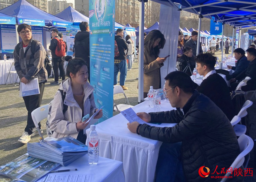 學(xué)生在與招聘人員交流。 人民網(wǎng) 吳德鋒攝