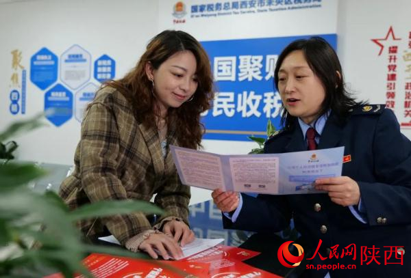 納稅人咨詢稅務(wù)辦理業(yè)務(wù)。人民網(wǎng)記者王晴垣 攝