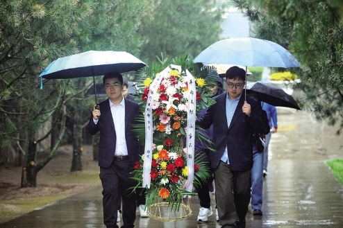 4月1日，在咸陽革命烈士陵園，市民冒雨敬獻花籃。 記者 文超攝