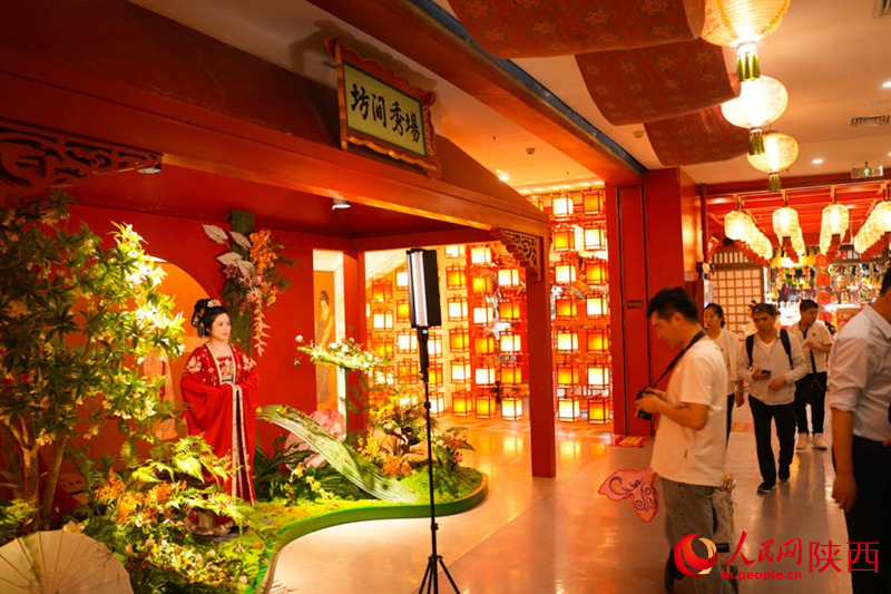 帶著專業(yè)器材拍攝的攝影師。人民網(wǎng) 黨童攝