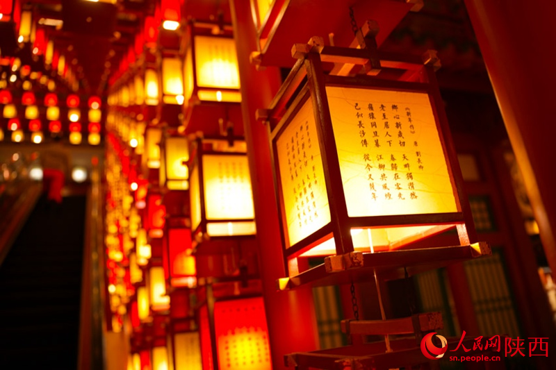 電梯旁精致的古風(fēng)燈籠。人民網(wǎng) 黨童攝