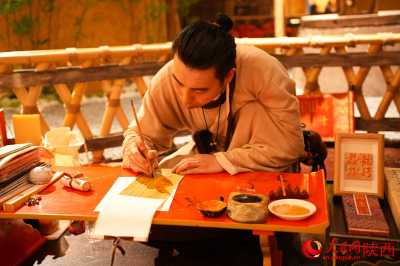 坊內(nèi)寫字的手工匠人。人民網(wǎng) 黨童攝