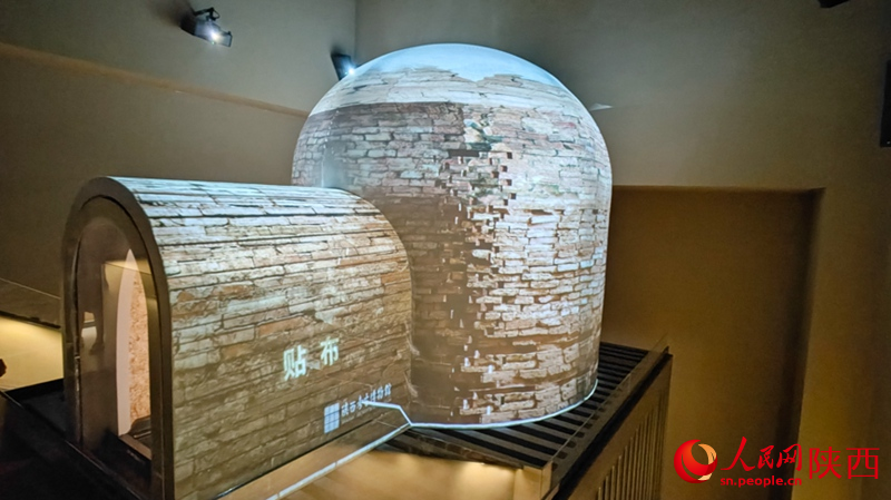 利用投影和實(shí)體模型還原剝離墓室壁畫全過程。人民網(wǎng) 黨童攝