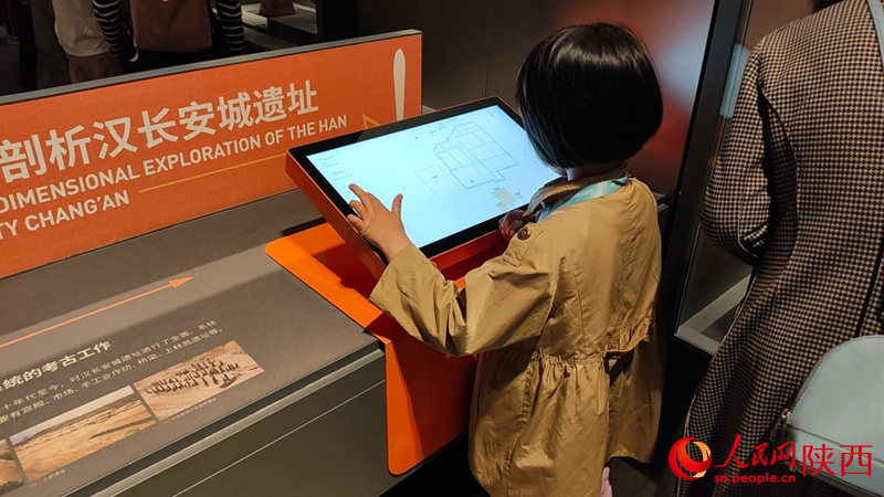 有趣的互動(dòng)屏極大地吸引了小朋友的好奇心。人民網(wǎng) 黨童攝