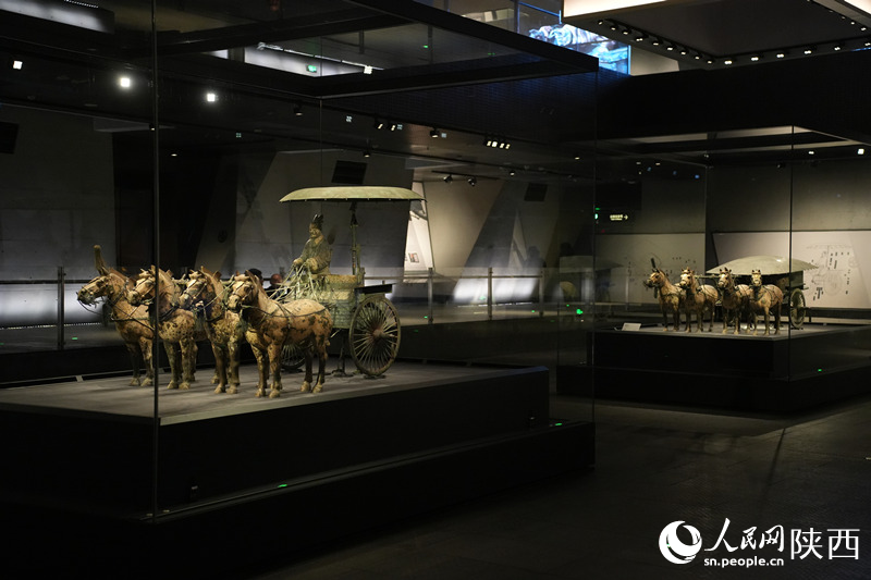 秦陵銅車馬博物館展出的兩乘秦陵銅車馬。人民網(wǎng)記者 李志強攝