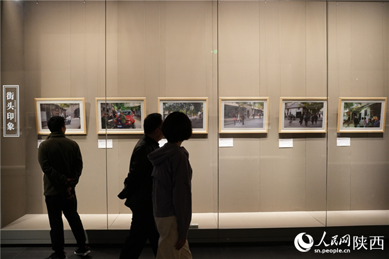 87幅城市老照片5月1日起在西安博物院集中展出。人民網(wǎng)記者 李志強攝