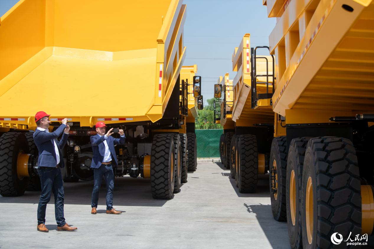 5月14日，來自海外的經(jīng)銷商正在了解非公路寬體自卸車。人民網(wǎng)記者 翁奇羽攝
