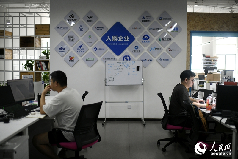 5月17日，在工大翱翔眾創(chuàng)空間開放工位，學(xué)生正在進(jìn)行項(xiàng)目研究。人民網(wǎng)記者 翁奇羽攝