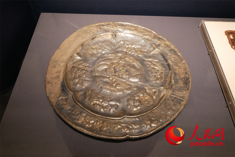 “裴肅進(jìn)”雙鳳紋金花銀盤(pán)。人民網(wǎng)記者 韋衍行攝