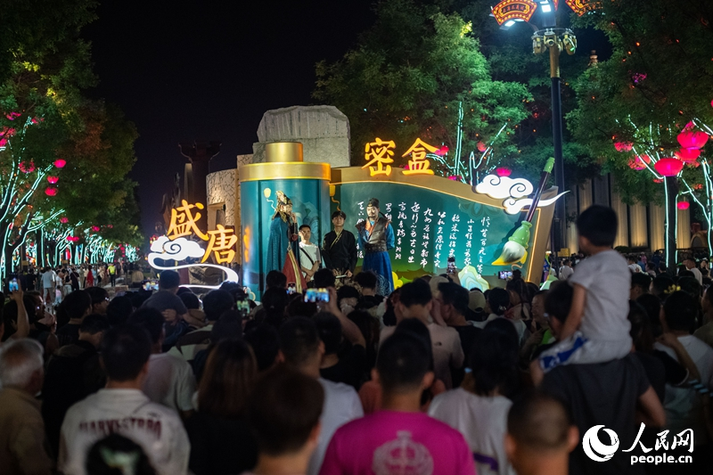在西安大唐不夜城步行街，游客正在觀看互動表演。人民網(wǎng)記者 翁奇羽攝