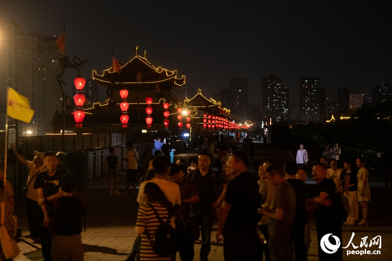 在西安城墻景區(qū)，游客正在參觀游覽。人民網(wǎng)記者 翁奇羽攝