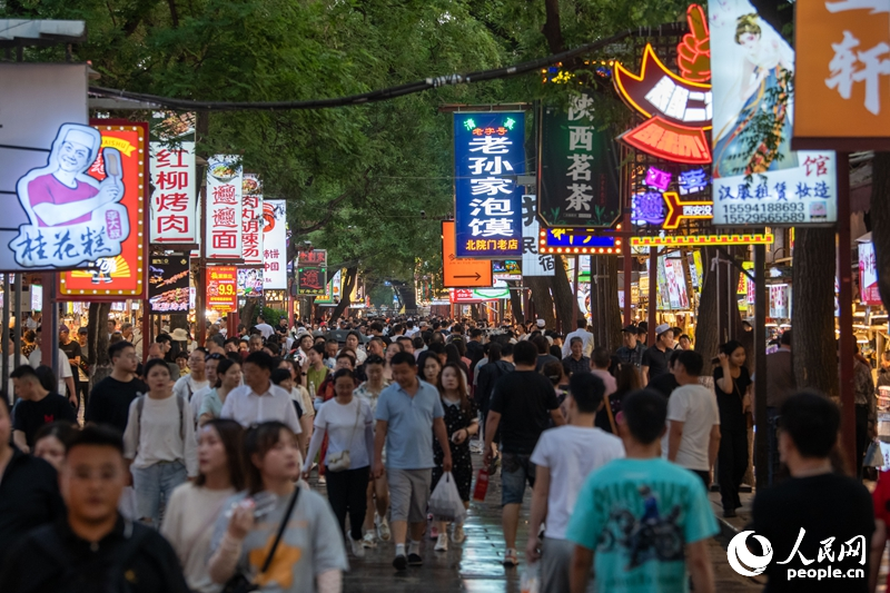 在西安回民街，市民游客絡(luò)繹不絕。人民網(wǎng)記者 翁奇羽攝