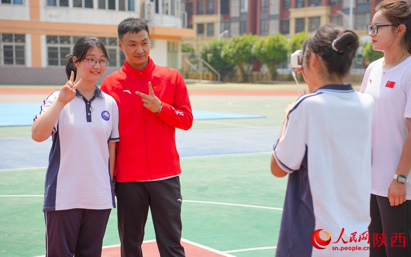 健美操世界冠軍楊光與學生們合影留念。人民網(wǎng) 黨童攝