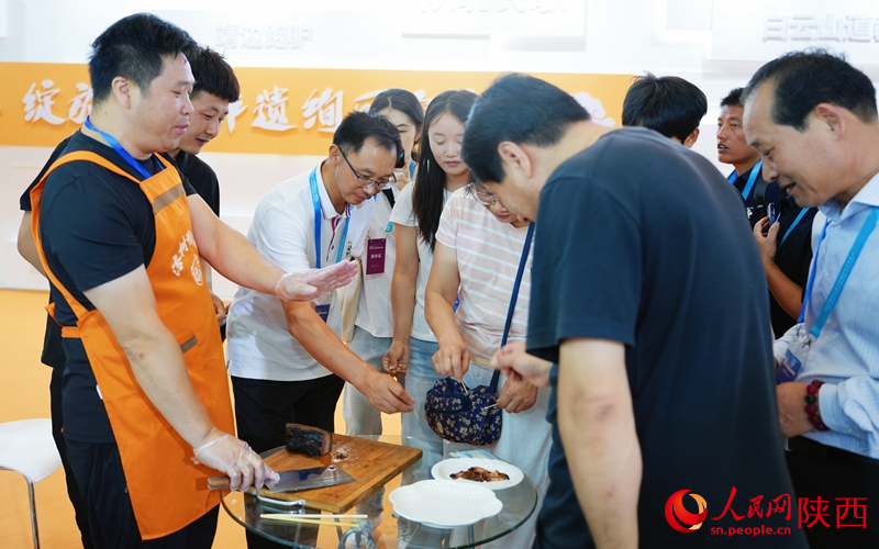 群眾聚在一起品嘗地方特色美食。人民網(wǎng)記者 白鴿攝
