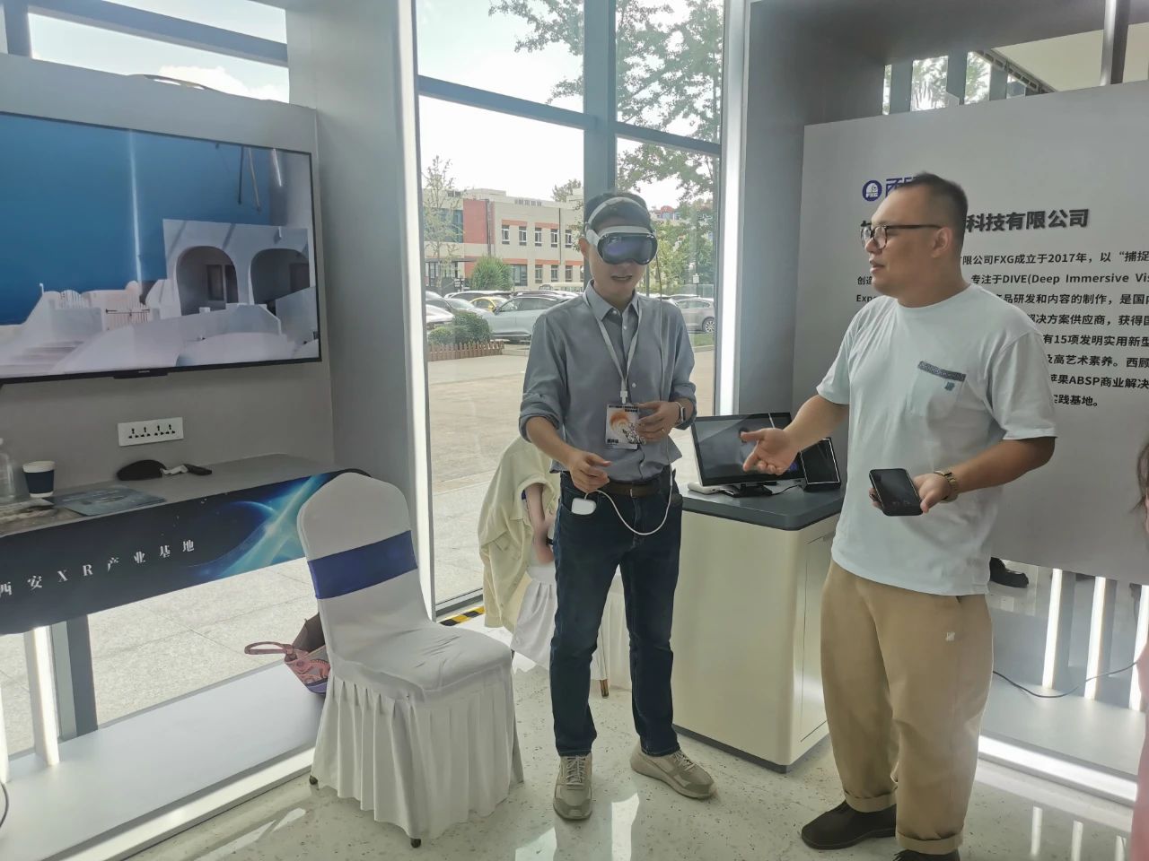 市民在“西安XR產(chǎn)業(yè)軟硬件產(chǎn)品展”上體驗(yàn)“科技觀影”的樂(lè)趣。