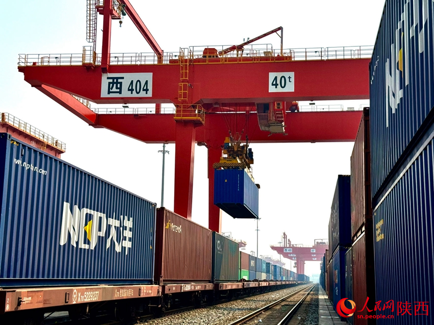 9月26日，西安國(guó)際港站內(nèi)，股道間的天車正在繁忙作業(yè)。人民網(wǎng)記者 賈凱璐攝