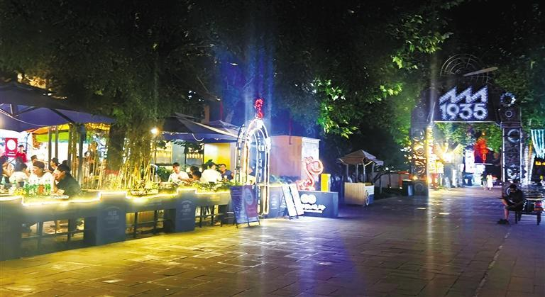 10月6日，人們在大華·1935品嘗美食。肖倩攝