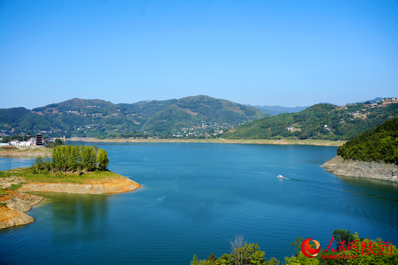 瀛湖四面環(huán)山，水質(zhì)優(yōu)良。人民網(wǎng)記者 李志強攝