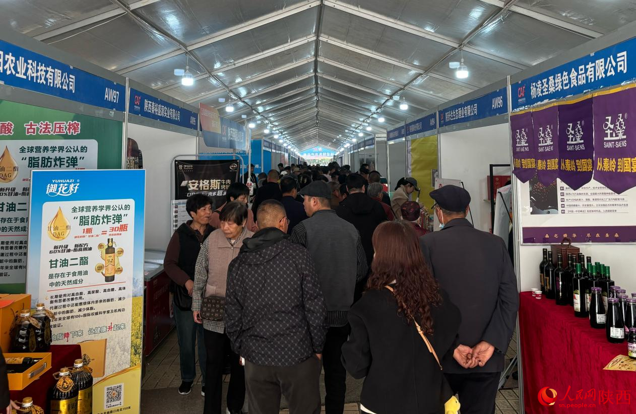 楊凌涉農(nóng)中小企業(yè)及特色農(nóng)產(chǎn)品展區(qū)人氣火爆。 人民網(wǎng) 吳德鋒攝