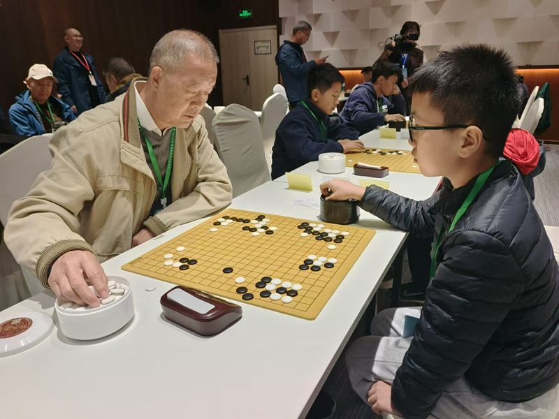 比賽現(xiàn)場，不同年齡階段的選手同臺對弈。石泉融媒供圖