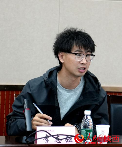 人民網(wǎng)陜西頻道記者李志強(qiáng)講述采訪報(bào)道故事。人民網(wǎng)記者 白鴿攝