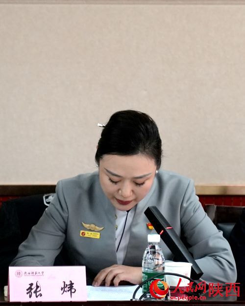 長(zhǎng)安航空客艙服務(wù)部黨員代表張煒?lè)窒碜x書(shū)體會(huì)。人民網(wǎng)記者 白鴿攝