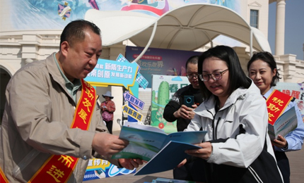 紙鳶傳稅情  稅宣暖人心4月是全國第33個稅收宣傳月。為扎實(shí)開展稅收普法工作，深入推進(jìn)稅收法制建設(shè)，持續(xù)提升稅法遵從度和依法納稅榮譽(yù)感，國家稅務(wù)總局西咸新區(qū)稅務(wù)局?jǐn)y手灃西新城稅務(wù)局走進(jìn)絲路歡樂世界春日風(fēng)箏藝術(shù)節(jié)，緊扣“稅助發(fā)展 向新而進(jìn)”主題，舉辦“稅惠賦能新質(zhì)生產(chǎn)力，激發(fā)秦創(chuàng)原發(fā)展新動能”稅收宣傳活動。