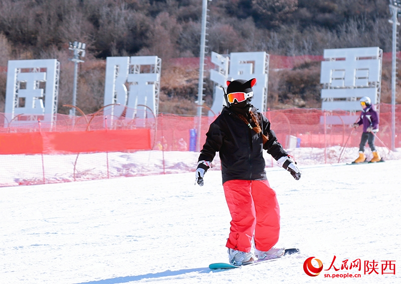 雪友們?cè)诨﹫?chǎng)滑雪，盡情體驗(yàn)滑雪運(yùn)動(dòng)帶來(lái)的快樂(lè)。人民網(wǎng)記者 魏鑫攝