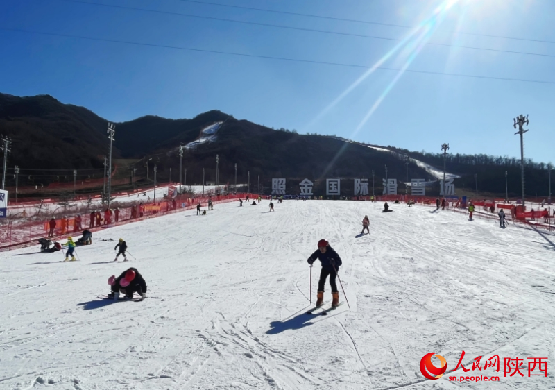 雪友們在滑雪場滑雪，盡情體驗滑雪運動帶來的快樂。人民網(wǎng)記者 魏鑫攝