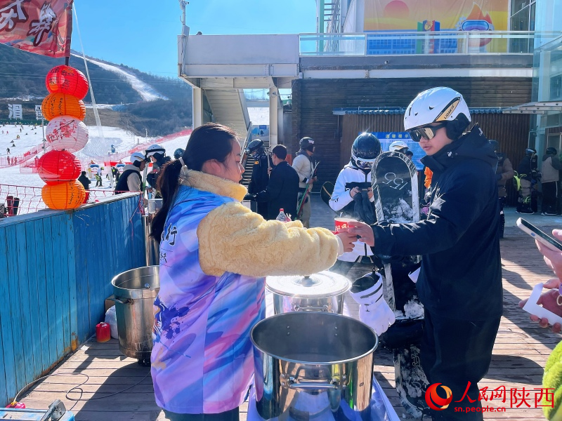 滑雪場(chǎng)為雪友們提供免費(fèi)的暖心熱飲。人民網(wǎng)記者 魏鑫攝