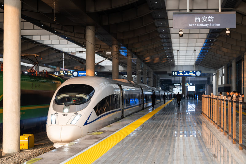 2023年10月11日，陜西西安，西安站開行的首趟高鐵動車組G654次即將發(fā)車駛向北京西站（資料圖）。劉翔 攝