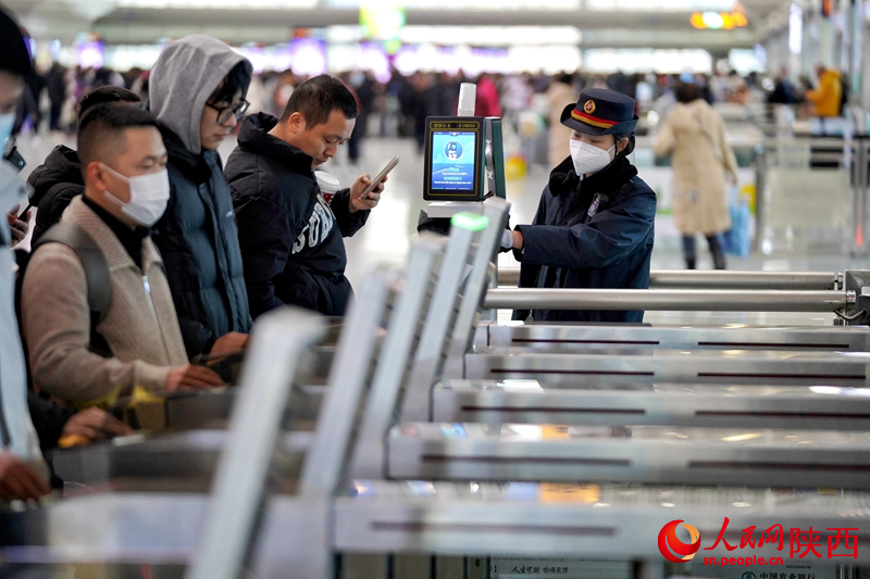 如今旅客刷身份證即可進站，方便快捷。人民網記者 賈凱璐攝
