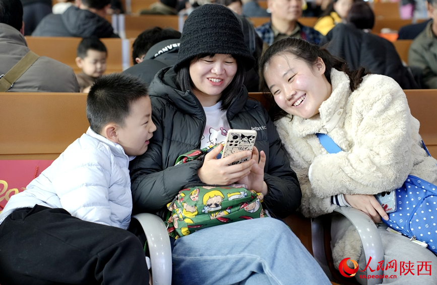 1月14日西安站，旅客在候車大廳等待乘車。人民網(wǎng)記者 賈凱璐攝