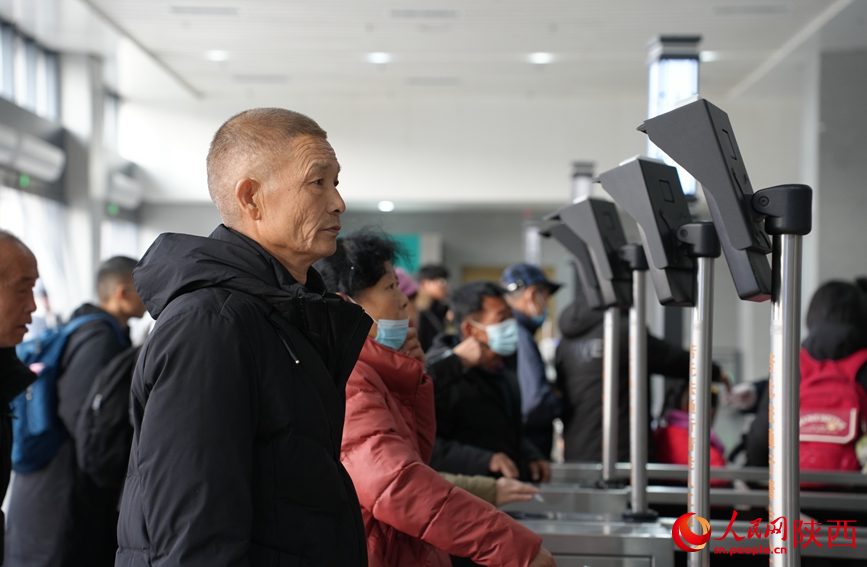 春運(yùn)首日，西安站旅客刷臉進(jìn)站。人民網(wǎng)記者 賈凱璐攝