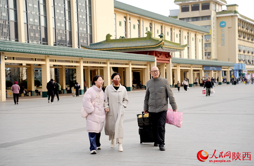 春運(yùn)首日，西安站外的旅客有序出入。人民網(wǎng)記者 賈凱璐攝