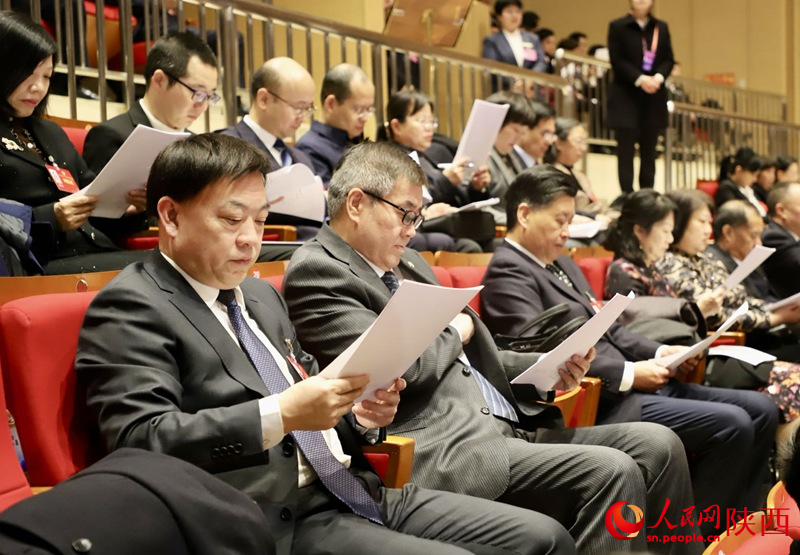 開幕會現(xiàn)場，代表、委員們認(rèn)真聆聽政府工作報(bào)告。人民網(wǎng)記者 鄒星攝