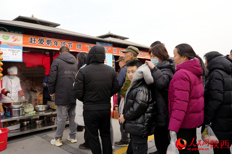 第二屆中歐班列年貨節(jié)的現(xiàn)場，市民排隊品嘗臊子面。人民網(wǎng)記者 賈凱璐攝