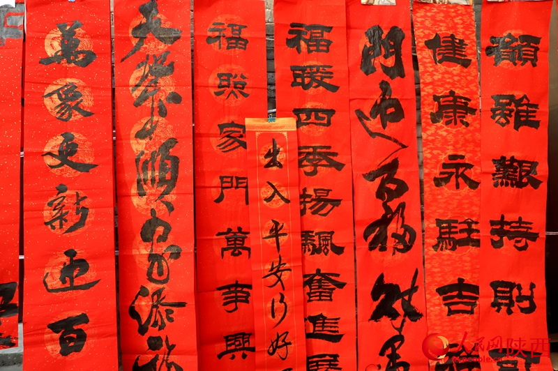 各式各樣的書(shū)寫(xiě)春聯(lián)。人民網(wǎng)記者孫挺 攝