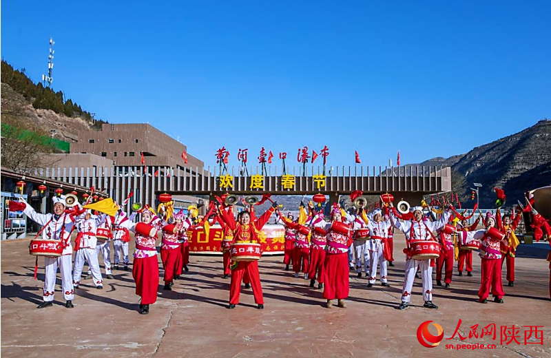 春節(jié)期間，游客體驗一系列極具陜北地域風(fēng)情的民俗文化活動。人民網(wǎng)記者 魏鑫攝