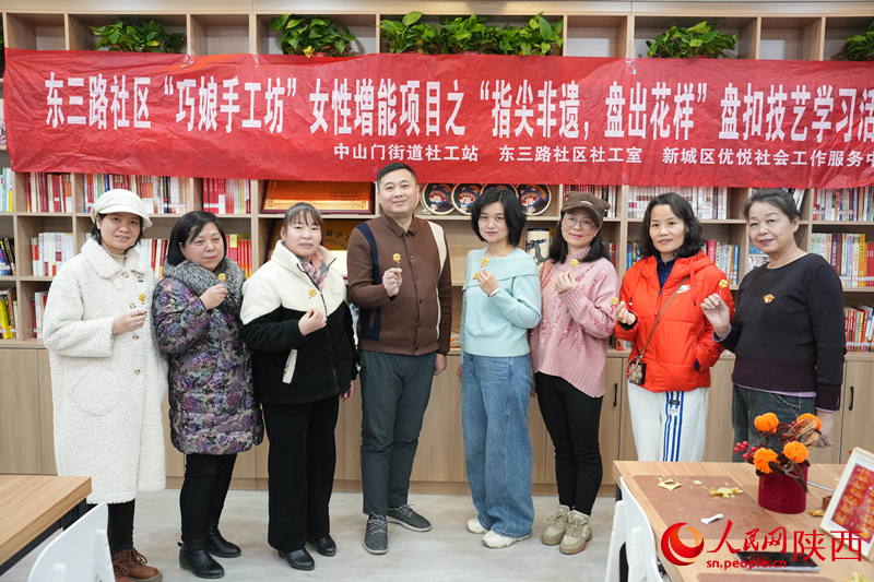 馬老師和“寶媽”們展示作品。人民網(wǎng)記者 李志強(qiáng)攝