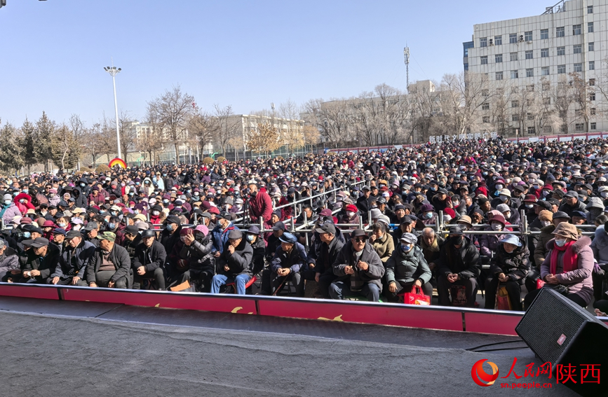 正在等候演出的戲迷。人民網(wǎng) 王麗攝