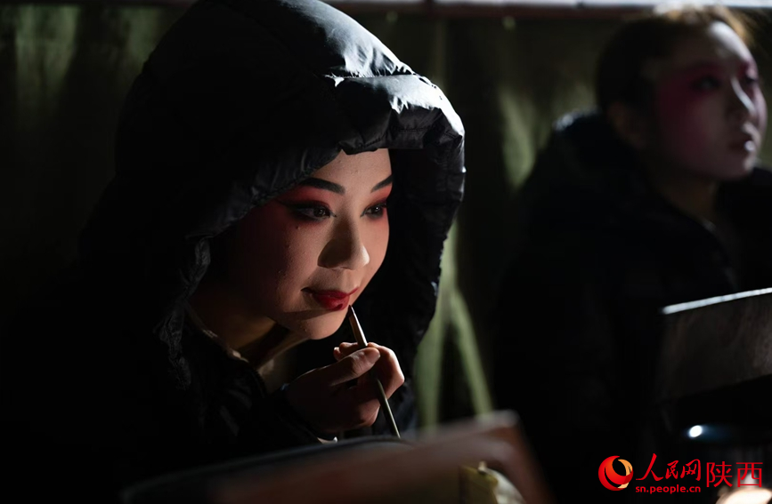 正在化妝的演員。人民網(wǎng) 王麗攝