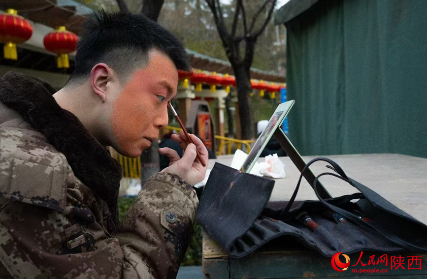 正在化妝的演員。人民網(wǎng) 王麗攝