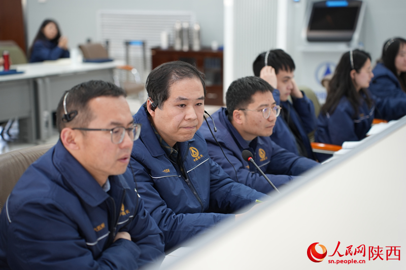 滕科嘉（左二）正在查看監(jiān)測(cè)數(shù)據(jù)。人民網(wǎng)記者 李志強(qiáng)攝